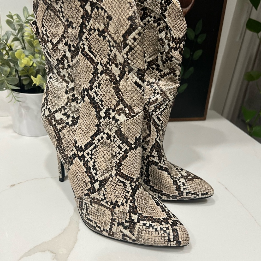 Fashion Nova  Snakeskin Boots Size 9 Soft Solid 4” Heel Pull On Pointed Toe